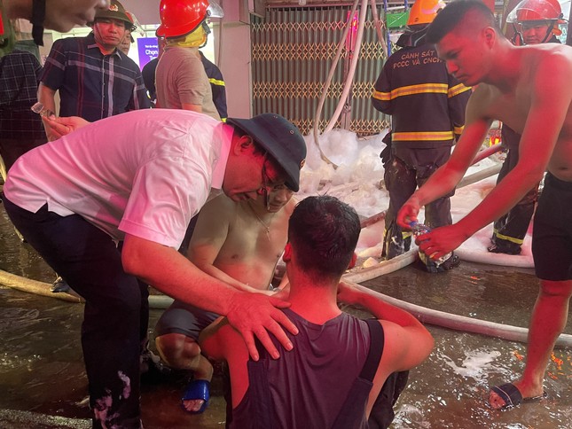 Hình ảnh người lính cứu hỏa nỗ lực chữa cháy ngôi nhà 6 tầng trên phố Định Công Hạ - Ảnh 10.