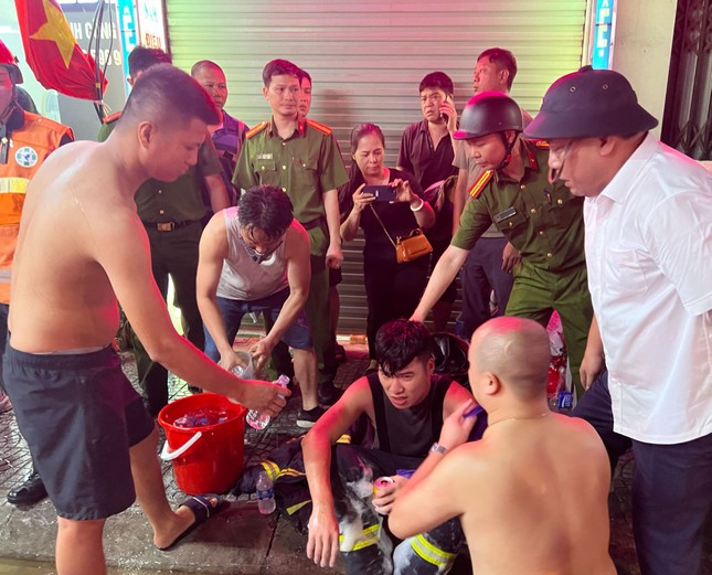 Hình ảnh người lính cứu hỏa nỗ lực chữa cháy ngôi nhà 6 tầng trên phố Định Công Hạ - Ảnh 9.