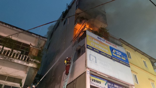 Hình ảnh người lính cứu hỏa nỗ lực chữa cháy ngôi nhà 6 tầng trên phố Định Công Hạ - Ảnh 8.