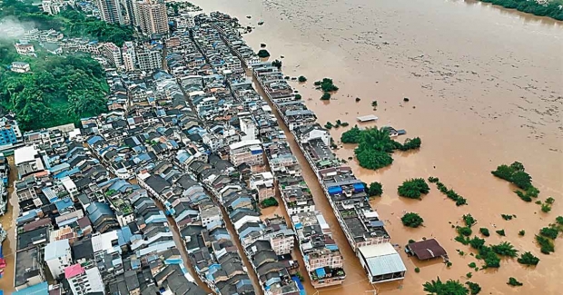 Chùm ảnh: Thành phố biến thành biển vì trận mưa lũ lớn nhất lịch sử, 11.100 người phải sơ tán khẩn cấp, ít nhất 5 người chết, 15 người mất tích  - Ảnh 6.