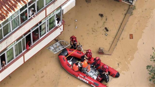 Chùm ảnh: Thành phố biến thành biển vì trận mưa lũ lớn nhất lịch sử, 11.100 người phải sơ tán khẩn cấp, ít nhất 5 người chết, 15 người mất tích  - Ảnh 9.