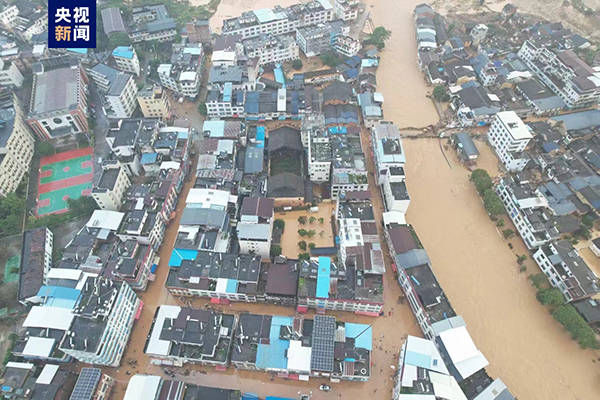 Chùm ảnh: Thành phố biến thành biển vì trận mưa lũ lớn nhất lịch sử, 11.100 người phải sơ tán khẩn cấp, ít nhất 5 người chết, 15 người mất tích  - Ảnh 3.