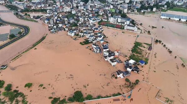 Chùm ảnh: Thành phố biến thành biển vì trận mưa lũ lớn nhất lịch sử, 11.100 người phải sơ tán khẩn cấp, ít nhất 5 người chết, 15 người mất tích  - Ảnh 1.