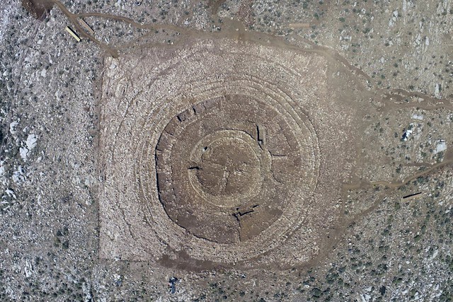 Xây sân bay, lộ ra mê cung 4.000 năm tuổi - Ảnh 1.