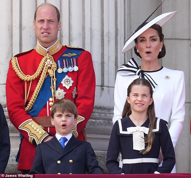 Khoảnh khắc Công chúa Charlotte và Hoàng tử bé Louis sao y bản chính biểu cảm của bố William mẹ Kate gây sốt mạng - Ảnh 2.