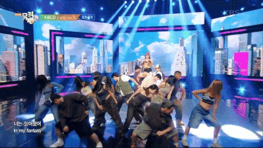 Phản ứng của nhóm nữ hàng đầu Kpop khi xem chị cả nhảy vũ đạo nhạy cảm - Ảnh 3.