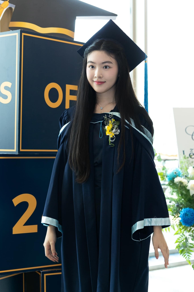 Das Abschlussfoto von Quyen Linhs Tochter wurde geteilt. Wie oft erregt ihre Schönheit durch die Kamera Aufmerksamkeit?  - Foto 1.