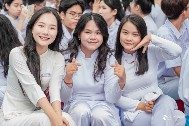 Ngôi trường cấp 3 tại Đà Nẵng đang khiến học sinh và phụ huynh bàng hoàng vì thi gần 60 điểm mới đỗ - Ảnh 3.