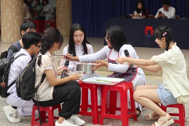 Ngôi trường cấp 3 tại Đà Nẵng đang khiến học sinh và phụ huynh bàng hoàng vì thi gần 60 điểm mới đỗ - Ảnh 12.