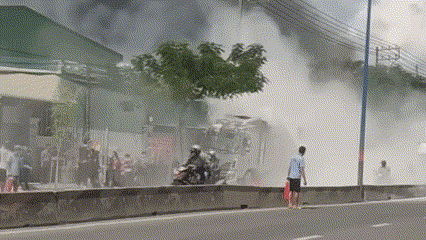 TP HCM: Cháy lớn xưởng bột nhang, 2 người thiệt mạng - Ảnh 1.
