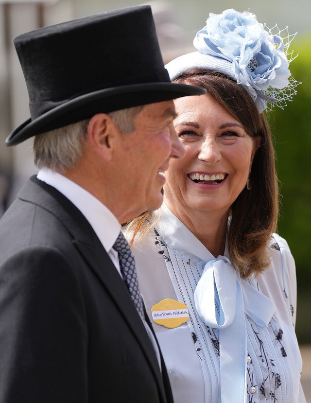 Nụ cười trở lại với nhà vợ Thân vương William: Bố mẹ Vương phi Kate lần đầu xuất hiện từ khi con gái báo bệnh - Ảnh 3.