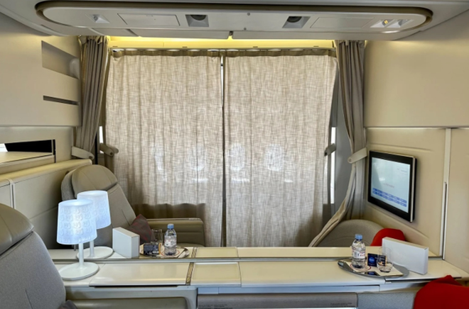Qatar Airways hay Emirates cũng phải dạt sang một bên với khách sạn trên trời của Air France: Cá nhân hóa dịch vụ, dùng Porsche đưa đón khách trong sân bay - Ảnh 8.