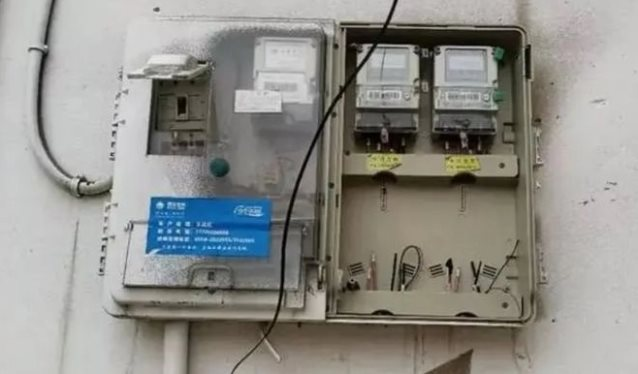 Thợ điện phát hiện đường dây bất thường nối với đèn giao thông: Cảnh sát vào cuộc điều tra, đối tượng trộm hơn 10.500 kWh điện bị bắt giữ - Ảnh 2.
