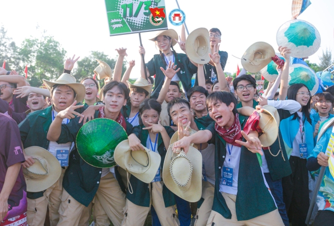 Ngôi trường cấp 3 tại Đà Nẵng đang khiến học sinh và phụ huynh bàng hoàng vì thi gần 60 điểm mới đỗ - Ảnh 11.
