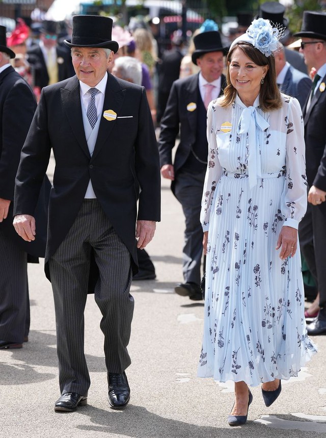 Nụ cười trở lại với nhà vợ Thân vương William: Bố mẹ Vương phi Kate lần đầu xuất hiện từ khi con gái báo bệnh - Ảnh 2.