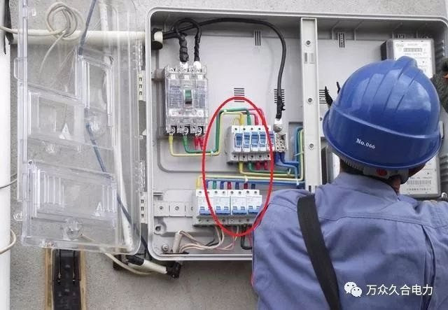 Thợ điện phát hiện đường dây bất thường nối với đèn giao thông: Cảnh sát vào cuộc điều tra, đối tượng trộm hơn 10.500 kWh điện bị bắt giữ - Ảnh 1.
