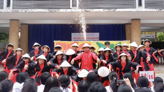 Ngôi trường cấp 3 tại Đà Nẵng đang khiến học sinh và phụ huynh bàng hoàng vì thi gần 60 điểm mới đỗ - Ảnh 10.