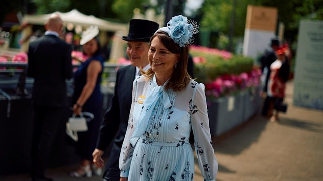 Nụ cười trở lại với nhà vợ Thân vương William: Bố mẹ Vương phi Kate lần đầu xuất hiện từ khi con gái báo bệnh - Ảnh 1.