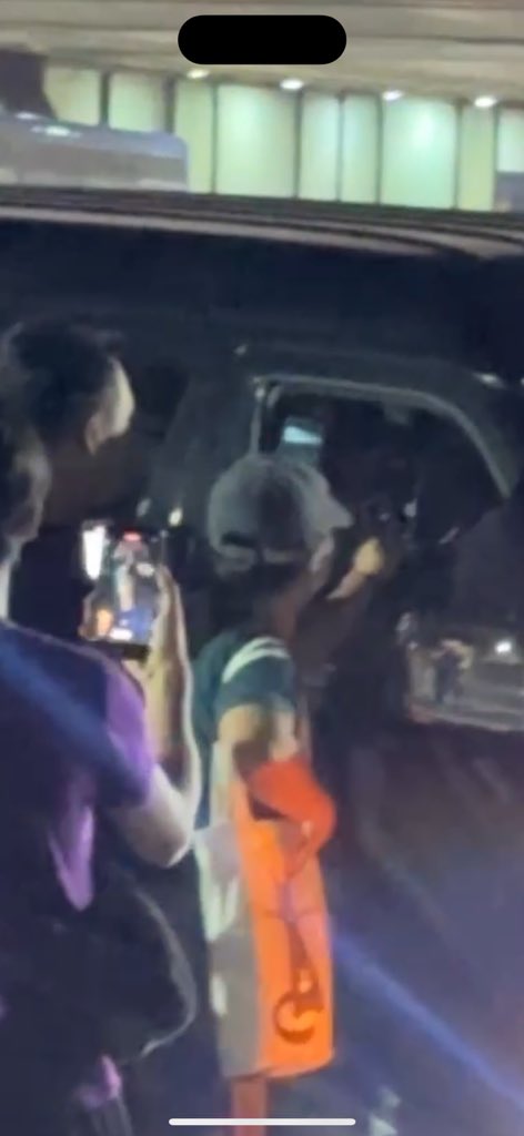 Bạn gái Lee Jong Suk bị vây kín tại sân bay Philippines, hành động thô lỗ thiếu tôn trọng của fan nhận “bão phẫn nộ - Ảnh 4.