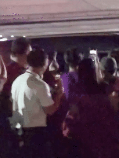 Bạn gái Lee Jong Suk bị vây kín tại sân bay Philippines, hành động thô lỗ thiếu tôn trọng của fan nhận “bão phẫn nộ - Ảnh 2.