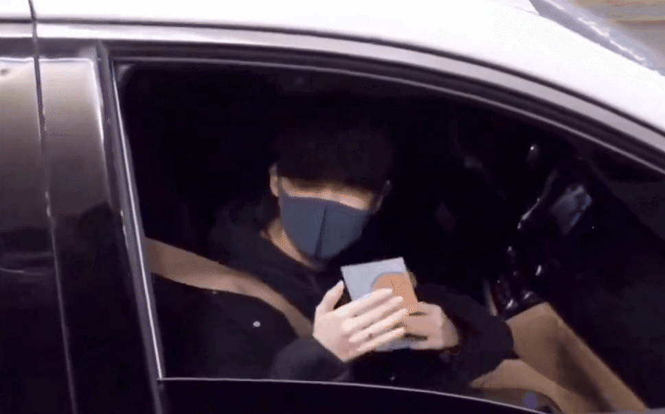 Bạn gái Lee Jong Suk bị vây kín tại sân bay Philippines, hành động thô lỗ thiếu tôn trọng của fan nhận “bão phẫn nộ - Ảnh 6.