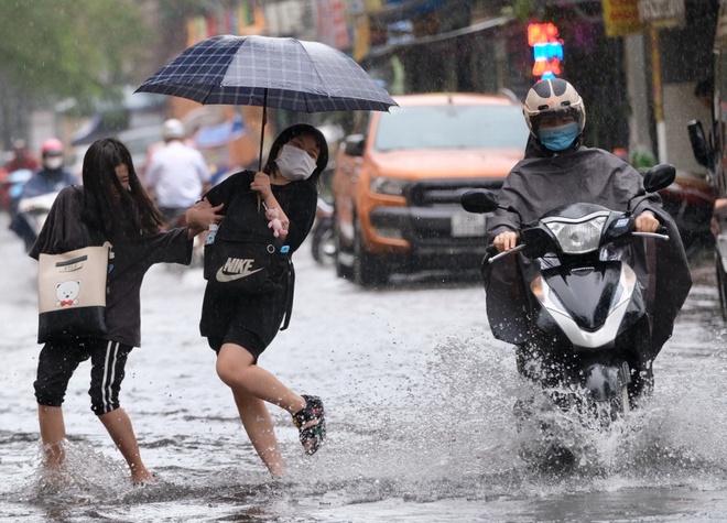 Cảnh báo mưa lớn kèm sấm sét nguy hiểm ở miền Bắc đêm nay và ngày mai - Ảnh 1.