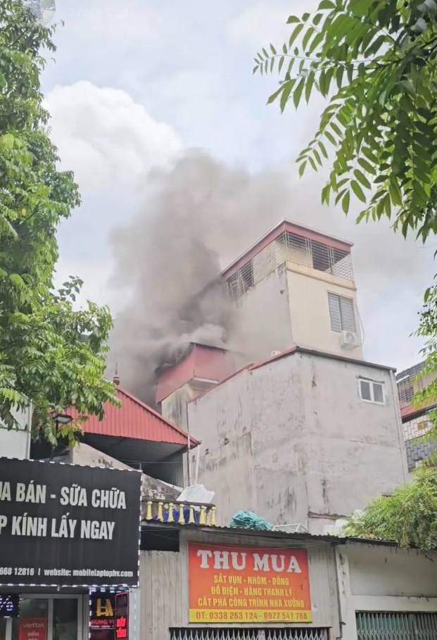 H&agrave; Nội: Ch&aacute;y nh&agrave; trong ng&otilde; ở Cầu Giấy, người d&acirc;n bắc thang, xịt nước gi&uacute;p khống chế - Ảnh 2.