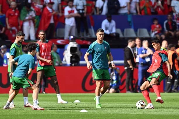 Trực tiếp Bồ Đ&agrave;o Nha - Thổ Nhĩ Kỳ: Ronaldo đ&aacute; ch&iacute;nh ngay từ đầu, sẵn s&agrave;ng tạo kỷ lục - Ảnh 2.