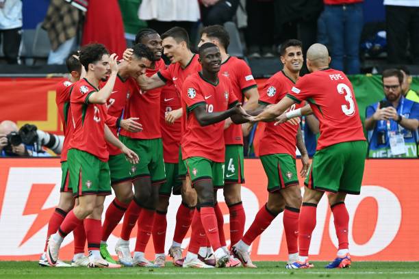 Qu&aacute; cảm x&uacute;c: Ronaldo kiến tạo cho Bruno ghi b&agrave;n, ai c&ograve;n n&oacute;i CR7 &iacute;ch kỷ tr&ecirc;n s&acirc;n? - Ảnh 6.