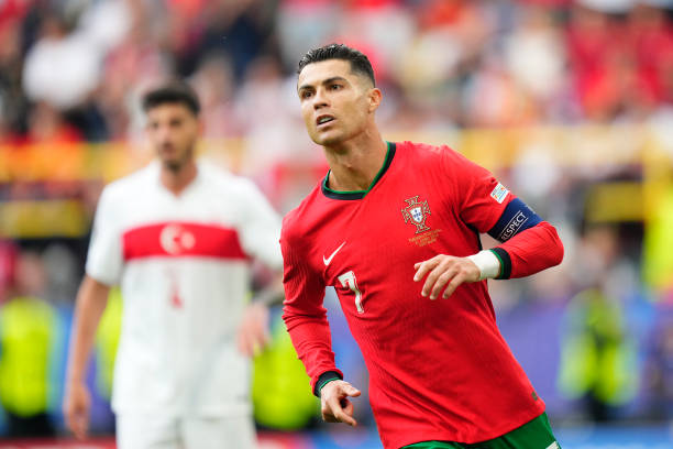 Vợ chưa cưới của Ronaldo sáng nhất khán đài Euro 2024: Đeo một lúc 8 chiếc nhẫn, trang sức đếm không xuể - Ảnh 7.