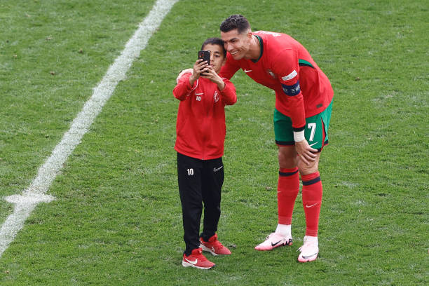 Ronaldo kiến tạo, Bồ Đ&agrave;o Nha ngạo nghễ đi tiếp v&agrave;o v&ograve;ng 1/8 Euro 2024 với ng&ocirc;i đầu - Ảnh 1.