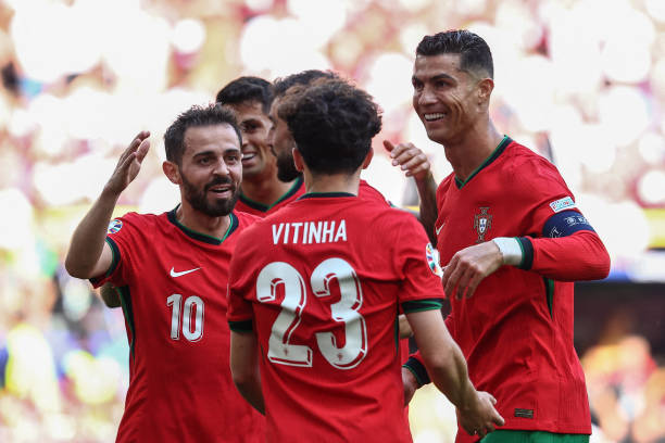 Ronaldo kiến tạo, Bồ Đào Nha ngạo nghễ đi tiếp vào vòng 1/8 Euro 2024 với ngôi đầu - Ảnh 2.