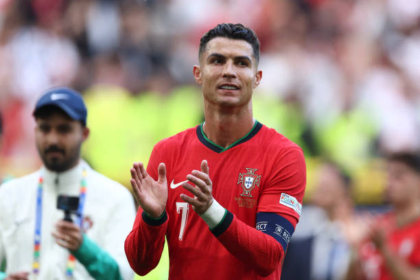 Vợ chưa cưới của Ronaldo sáng nhất khán đài Euro 2024: Đeo một lúc 8 chiếc nhẫn, trang sức đếm không xuể - Ảnh 8.