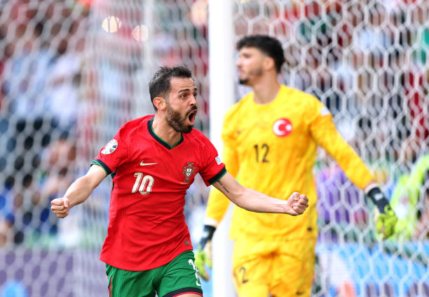 Trực tiếp Bồ Đ&agrave;o Nha - Thổ Nhĩ Kỳ: V&Agrave;O!! Ronaldo vấp cỏ nhưng người h&ugrave;ng xuất hiện! - Ảnh 2.