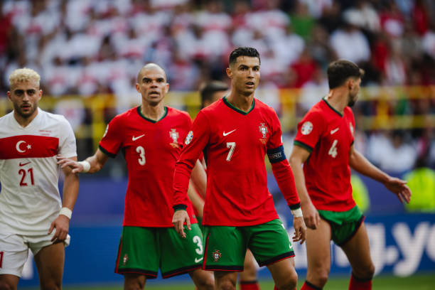 Trực tiếp Bồ Đ&agrave;o Nha - Thổ Nhĩ Kỳ: Ronaldo vấp cỏ! Đội nh&agrave; hưởng niềm vui - Ảnh 1.
