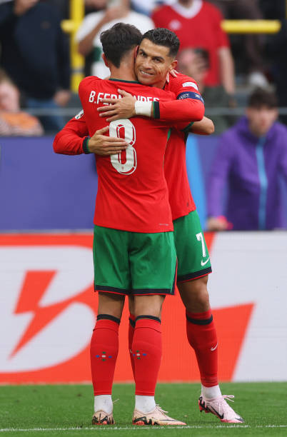 Qu&aacute; cảm x&uacute;c: Ronaldo kiến tạo cho Bruno ghi b&agrave;n, ai c&ograve;n n&oacute;i CR7 &iacute;ch kỷ tr&ecirc;n s&acirc;n? - Ảnh 1.