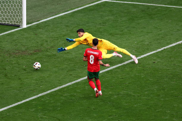 Qu&aacute; cảm x&uacute;c: Ronaldo kiến tạo cho Bruno ghi b&agrave;n, ai c&ograve;n n&oacute;i CR7 &iacute;ch kỷ tr&ecirc;n s&acirc;n? - Ảnh 4.