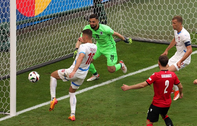 Tuyển CH S&eacute;c trầy vi tr&oacute;c vẩy, su&yacute;t &ocirc;m hận trước đội b&oacute;ng đứng hạng thấp nhất Euro 2024 - Ảnh 5.