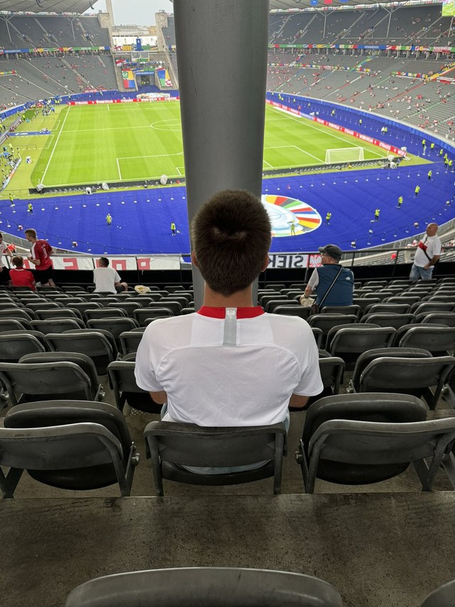 Cực bi hài tại Euro 2024, CĐV bỏ tiền mua vé đến sân nhưng chỉ được ngắm cái cột tròn xoe - Ảnh 1.