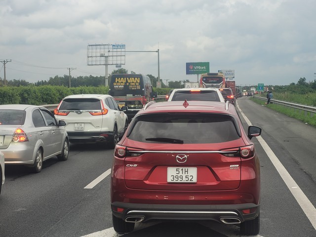 Kẹt xe kinh hoàng trên tuyến cao tốc TP HCM - Long Thành và Quốc lộ 51 - Ảnh 1.