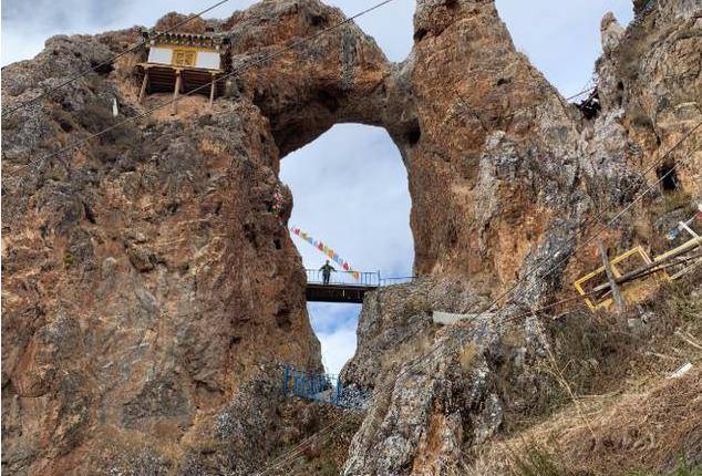 Ngôi chùa bí ẩn nhất Trung Quốc, treo lơ lửng trên vách đá cao 4.800 m, đã tồn tại hàng nghìn năm! - Ảnh 3.