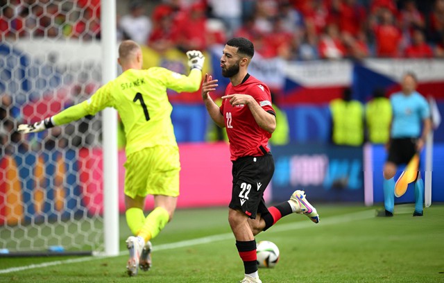 Tuyển CH S&eacute;c trầy vi tr&oacute;c vẩy, su&yacute;t &ocirc;m hận trước đội b&oacute;ng đứng hạng thấp nhất Euro 2024 - Ảnh 4.