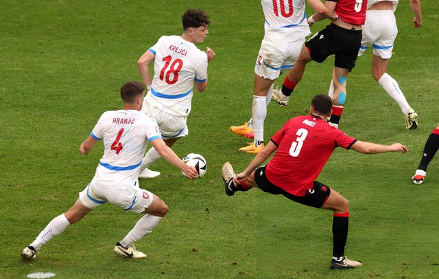 Tuyển CH S&eacute;c trầy vi tr&oacute;c vẩy, su&yacute;t &ocirc;m hận trước đội b&oacute;ng đứng hạng thấp nhất Euro 2024 - Ảnh 3.