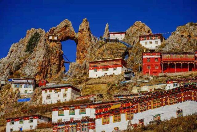 Ngôi chùa bí ẩn nhất Trung Quốc, treo lơ lửng trên vách đá cao 4.800 m, đã tồn tại hàng nghìn năm! - Ảnh 1.