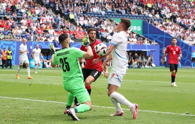 Tuyển CH S&eacute;c trầy vi tr&oacute;c vẩy, su&yacute;t &ocirc;m hận trước đội b&oacute;ng đứng hạng thấp nhất Euro 2024 - Ảnh 2.