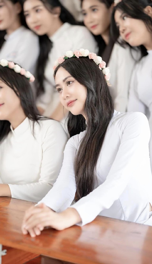 Bạn gái Hoài Lâm đăng ảnh tốt nghiệp cấp 3, nhan sắc diện áo dài nữ sinh gây chú ý - Ảnh 4.
