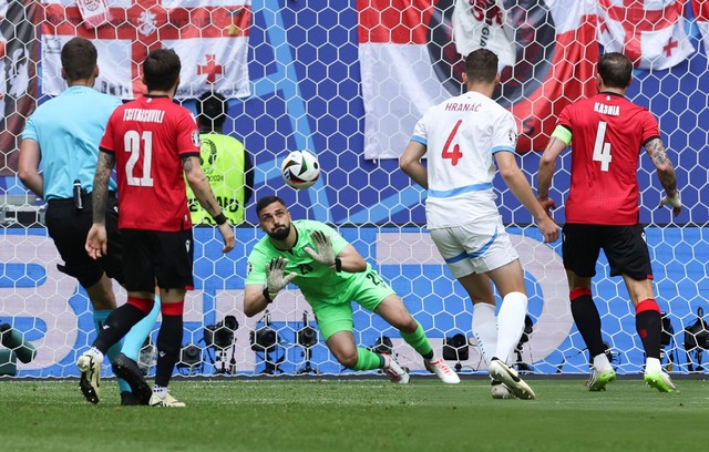 Tuyển CH S&eacute;c trầy vi tr&oacute;c vẩy, su&yacute;t &ocirc;m hận trước đội b&oacute;ng đứng hạng thấp nhất Euro 2024 - Ảnh 1.
