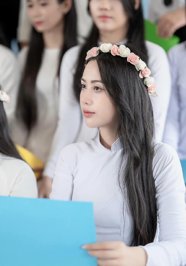 Bạn gái Hoài Lâm đăng ảnh tốt nghiệp cấp 3, nhan sắc diện áo dài nữ sinh gây chú ý - Ảnh 3.