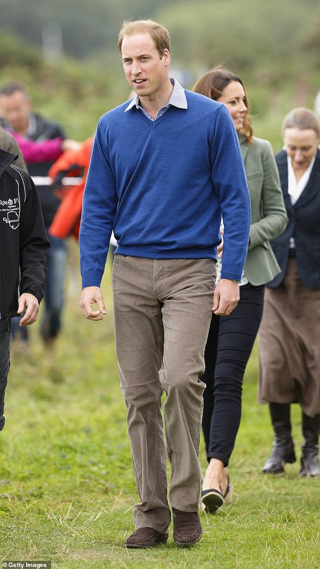 Sự chuyển biến phong cách của Thân vương William: Từ những chiếc áo len rộng thùng thình đến bộ vest vừa vặn lịch lãm - Ảnh 5.
