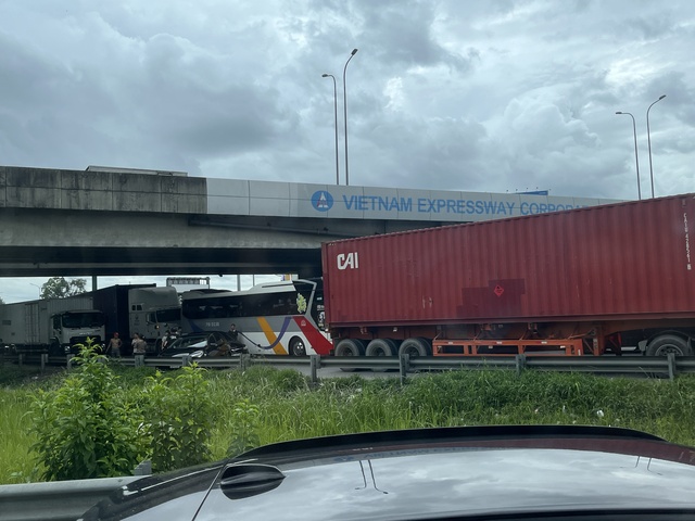 Kẹt xe kinh hoàng trên tuyến cao tốc TP HCM - Long Thành và Quốc lộ 51 - Ảnh 3.